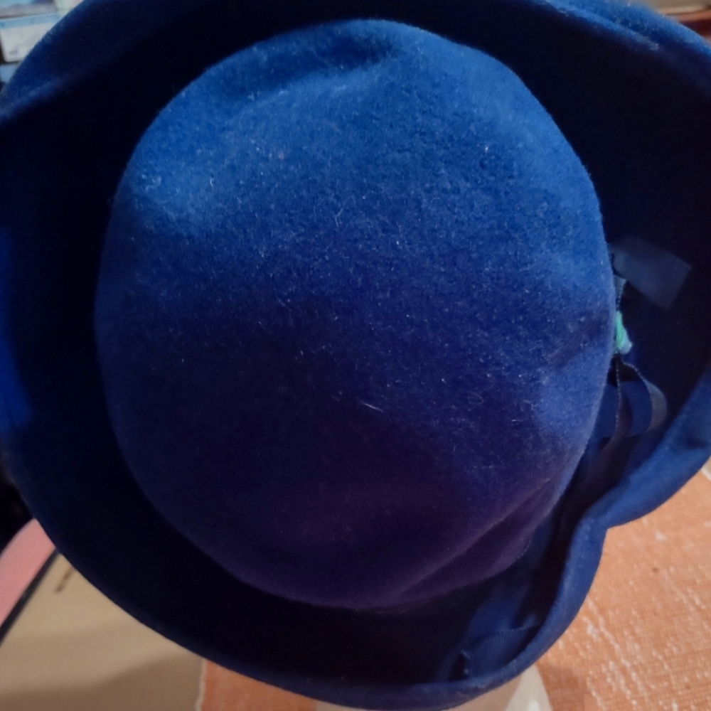 Women's hat - Picture 3 of 3